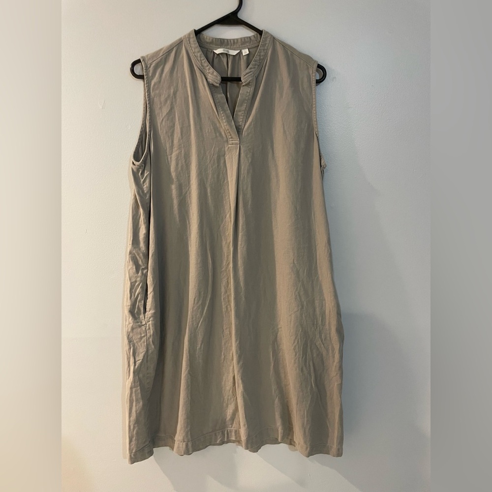 Uniqlo Sleeveless linen blend lightweight dress v-neck with pockets. Size large